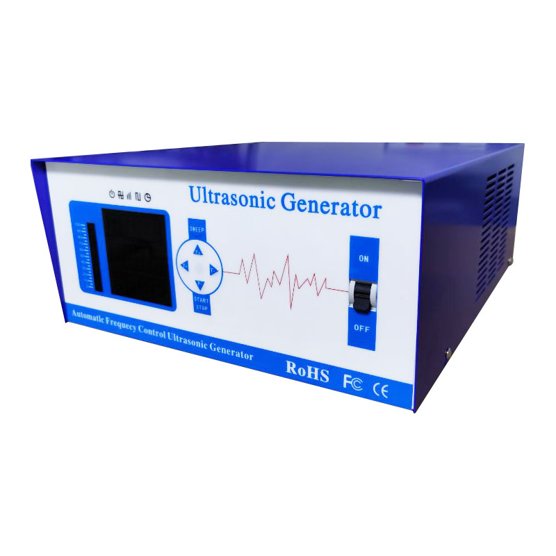 工业超声波清洗机正面视图，银色金属外壳，控制面板带有数字显示屏和多个功能按键，设备底部有四个万向轮，整体设计简洁大方